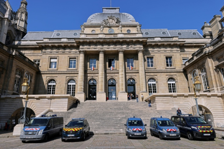 Le procès de l'ex-rebelle congolais Roger Lumbala s'ouvre mercredi à Paris, une audience historique sur les atrocités commises dans l'est de la République démocratique du Congo ( AFP / Thomas COEX )