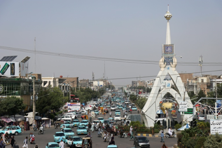 Des taxis bleus dans la circulation, le 1er juillet 2026 à Hérat, dans l'ouest de l'Afghanistan  ( AFP / Mohsen KARIMI )