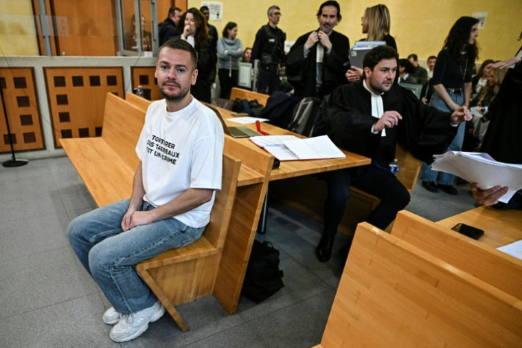 L'influenceur Jeremstar (g), de son vrai nim Jérémy Gisclon, attend le début de son procès au tribunal pénal de Nîmes, le 2 avril 2026 dans le Gard ( AFP / Gabriel BOUYS )