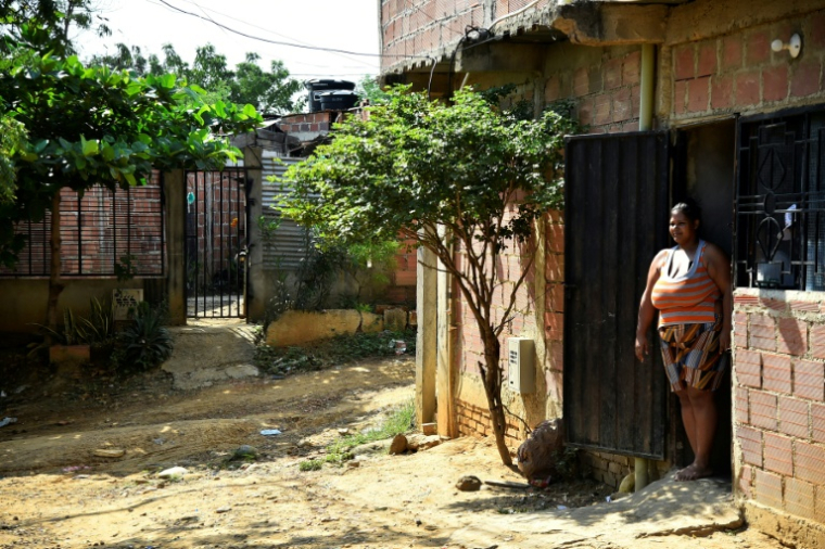 La boulangère Luisana Serrano, ancienne aide-soignante, devant sa maison dans le quartierde La Fortaleza, près de Cucuta, en Colombie, le 9 janvier 2026 ( AFP / Schneyder MENDOZA )