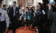 La présidente du Parti libéral démocrate (PLD) au pouvoir au Japon, Sanae Takaichi (au centre), marche avant de signer un accord à la Diète à Tokyo, le 20 octobre 2025 ( AFP / Kazuhiro NOGI )