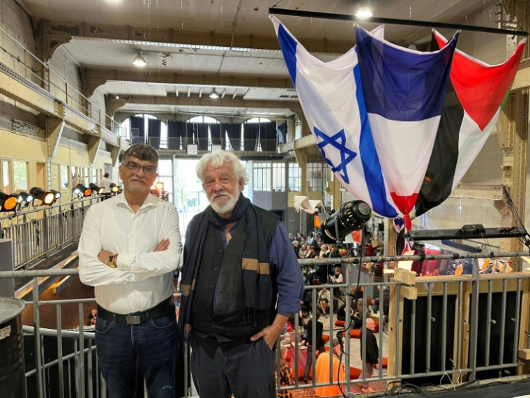 Edgar Laloum et Radjaa Aboudagga, fondateurs du restaurant "Sababa" à Paris, le 11 octobre 2025 ( AFP / Antoine BOYER )