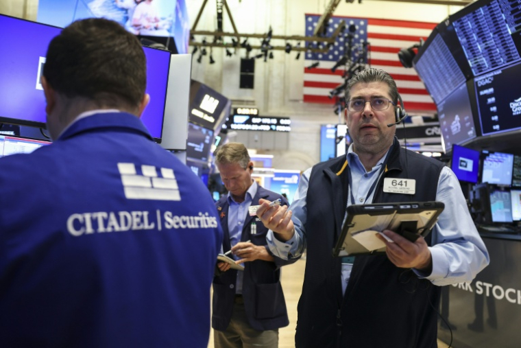 Des opérateurs à la Bourse de New York le 27 mai 2026 ( AFP / ANGELA WEISS )