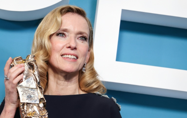 Léa Drucker après avoir remporté le César de la meilleure actrice pour  "Dossier 137" lors de la 51e cérémonie des César, à l’Olympia, à Paris, le 26 février 2026 ( AFP / ALAIN JOCARD )