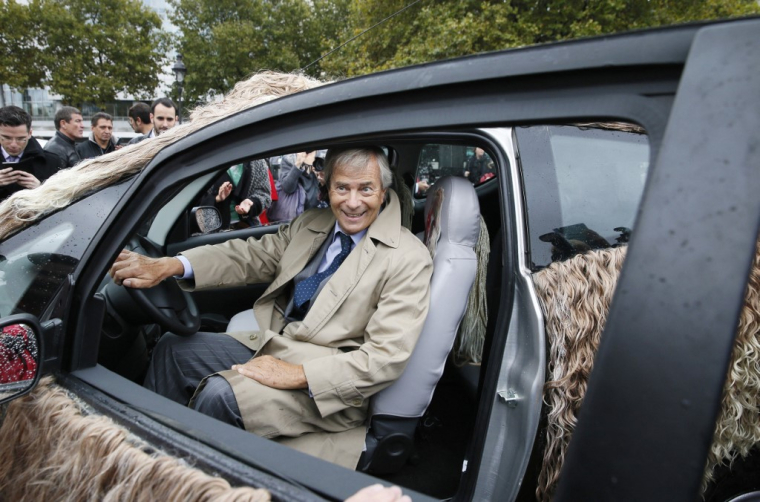 Vincent Bolloré, dans une voiture Autolib', à Paris le 8 octobre 2014. ( AFP / PATRICK KOVARIK )