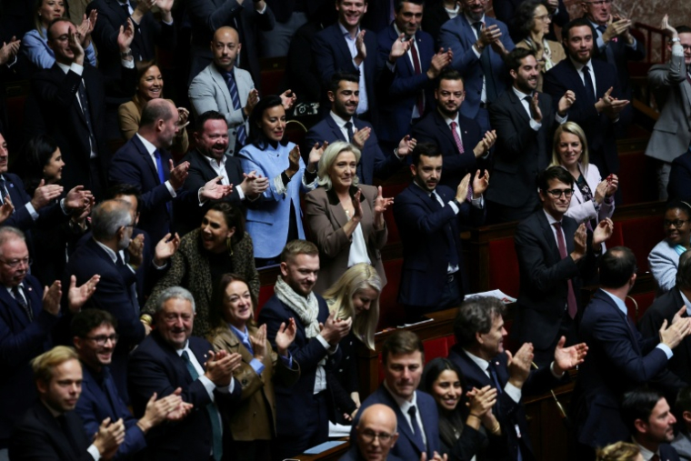 La présidente du groupe Rassemblement national à l'Assemblée nationale, Marine Le Pen, applaudit avec d'autres membres du RN durant l'examen des textes de ce parti le 30 octobre 2025 à Paris ( AFP / Anne-Christine POUJOULAT )