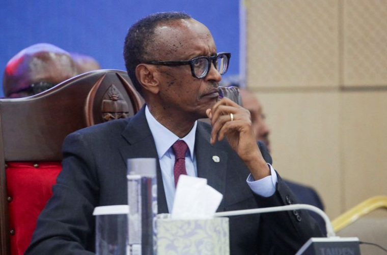 Le président rwandais Paul Kagame assiste à un sommet conjoint des délégués de la Communauté de développement de l'Afrique australe (SADC) et de la Communauté d'Afrique de l'Est (EAC) pour discuter du conflit dans l'est du Congo, à Dar es Salaam, en Tanzanie