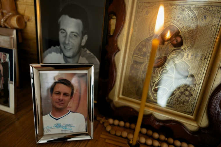 Des photos d'Artem Zaïtseva chez sa mère Tetiana à Kryvyï Rig en Ukraine, le 20 avril 2026 ( AFP / Tetiana DZHAFAROVA )