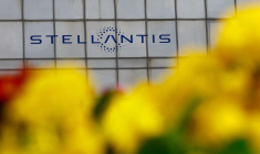 Le logo Stellantis au siège de la société à Poissy près de Paris