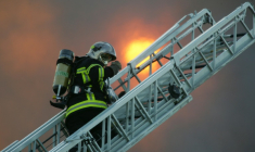 Au total, 70 pompiers sont intervenus avec une trentaine de véhicules ( AFP / DENIS CHARLET )