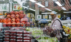 Une personne fait ses courses à New York