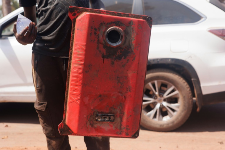 Un homme montre son bidon d'essence vide à Bamako, le 28 octobre 2025. ( AFP / - )