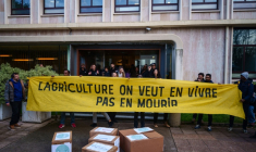 Manifestation à l'appel du syndicat des agriculteurs de la Confédération Paysanne contre l'accord commercial UE-Mercosur devant le ministère de l'Agriculture à Paris, le 14 janvier 2026 ( AFP / Dimitar DILKOFF )