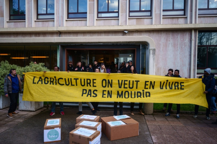 Manifestation à l'appel du syndicat des agriculteurs de la Confédération Paysanne contre l'accord commercial UE-Mercosur devant le ministère de l'Agriculture à Paris, le 14 janvier 2026 ( AFP / Dimitar DILKOFF )