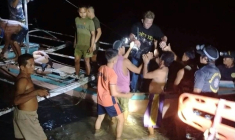 Cette photo fournie par la garde côtière philippine, prise le 9 septembre 2026 et reçue le 10 septembre 2026, montre des pêcheurs bénévoles venant en aide aux survivants du ferry qui a pris feu au large de Palawan, dans l'ouest des Philippines ( Philippine Coast Guard (PCG) / - )
