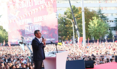 Özgür Özel, le leader du CHP, principal parti d'opposition en Turquie, prononce un discours devant la foule rassemblée à Ankara, le 14 septembre 2025  ( AFP / Adem ALTAN )
