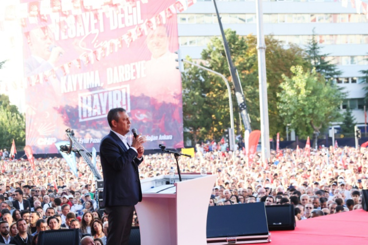 Özgür Özel, le leader du CHP, principal parti d'opposition en Turquie, prononce un discours devant la foule rassemblée à Ankara, le 14 septembre 2025 ( AFP / Adem ALTAN )
