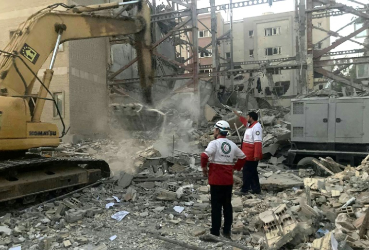 Des secouristes du Croissant Rouge iranien dans les ruines d'un immeuble détruit par une frappe israélienne, le 19 juin 2025 à Téhéran ( Iranian Red Crescent / - )