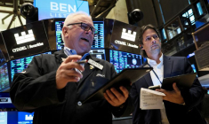 Les traders travaillent sur le parquet du NYSE à New York