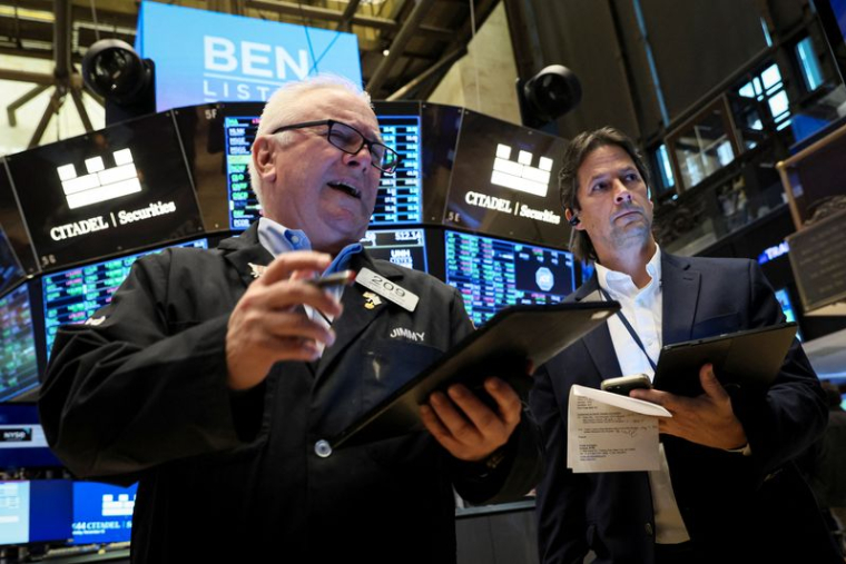 Les traders travaillent sur le parquet du NYSE à New York