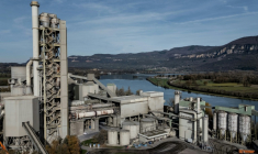 Vue aérienne de la plus grande cimenterie de France qui appartient au cimentier français Vicat à Montalieu-Vercieu (Isère, sud-est de la France), le 12 novembre 2025 ( AFP / JEFF PACHOUD )