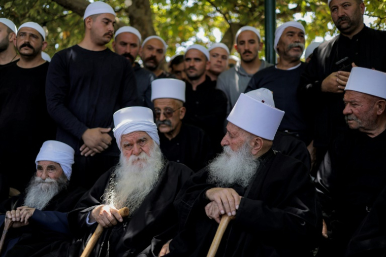 Des anciens de la communauté druze dans le village de Majdal Shams, sur le plateau du Golan annexé par Israël, le 16 juillet 2025 ( AFP / Jalaa MAREY )