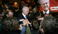 Lionel Jospin quitte son QG de campagne, le 21 avril 2002 à Paris ( AFP / Philippe DESMAZES )