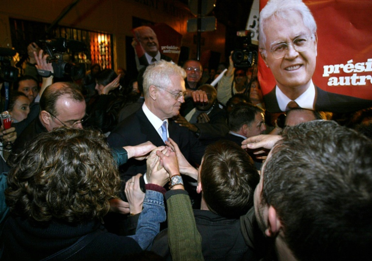 Lionel Jospin quitte son QG de campagne, le 21 avril 2002 à Paris ( AFP / Philippe DESMAZES )