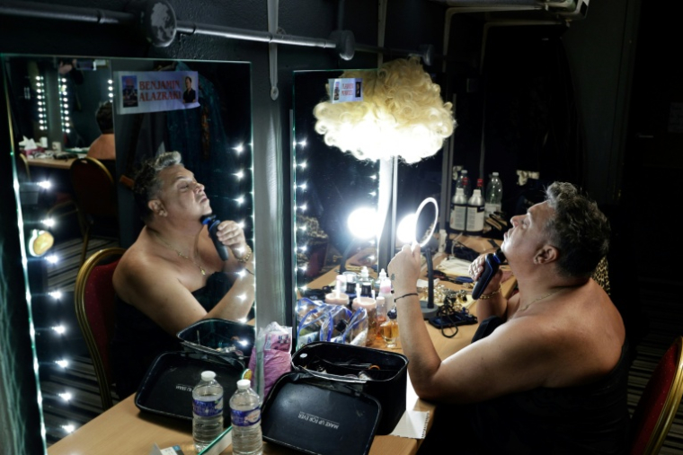 Le comédien transformiste Thierry Wilson se prépare pour devenir Zize Dupanier dans sa loge du théâtre de la Comédie Bastille à Paris, le 23 septembre 2025 ( AFP / STEPHANE DE SAKUTIN )