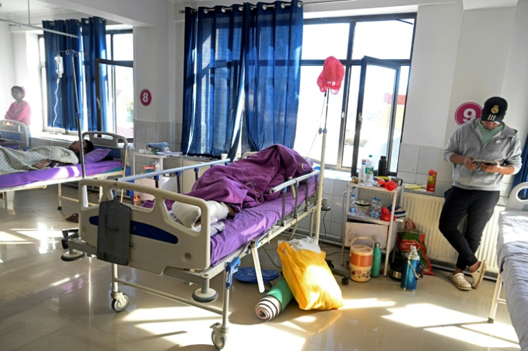 Des manifestants blessés soignés à l'hôpital de Leh, dans l'extrême nord de l'Inde, le 25 septembre 2025 ( AFP / TAUSEEF MUSTAFA )