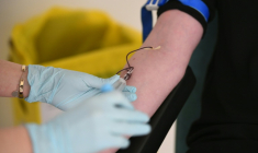 La vitesse de sédimentation, un test sanguin réalisé plusieurs millions de fois par année en France, n'a qu'un intérêt limité et ne devrait plus être prescrit selon l'HAS ( AFP / DAMIEN MEYER )