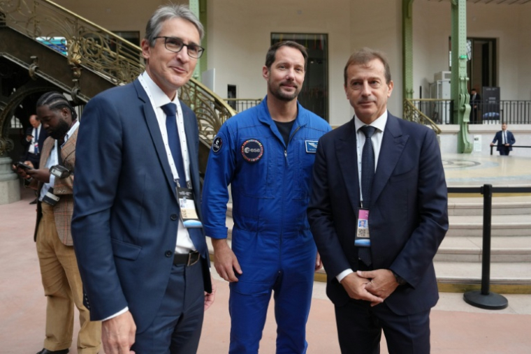 Le directeur général d'Airbus Guillaume Faury (d), l'austronaute français Thomas Pesquet (c) et le PDG de Thales Patrice Caine (g) à Paris, le 10 septembre 2026 ( POOL / Aurelien Morissard )
