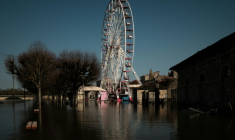 Une grande roue dans un quartier de Saintes partiellement inondé en raison d'une crue de la Charente le 25 février 2026 ( AFP / Philippe LOPEZ )