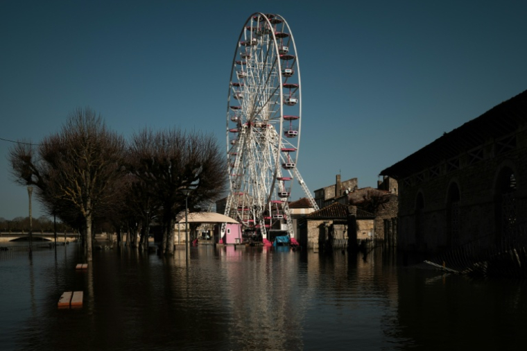 Une grande roue dans un quartier de Saintes partiellement inondé en raison d'une crue de la Charente le 25 février 2026 ( AFP / Philippe LOPEZ )