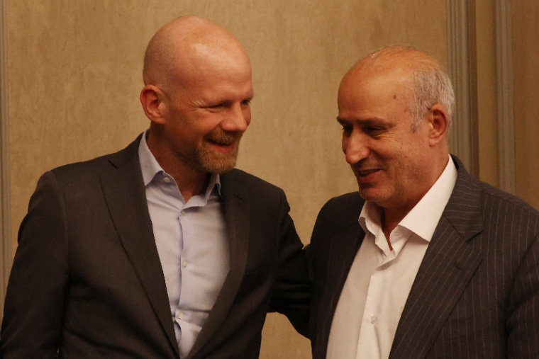 Le président de la Fédération iranienne de football, Mehdi Taj, rencontre le secrétaire général de la FIFA, Mattias Grafstrom