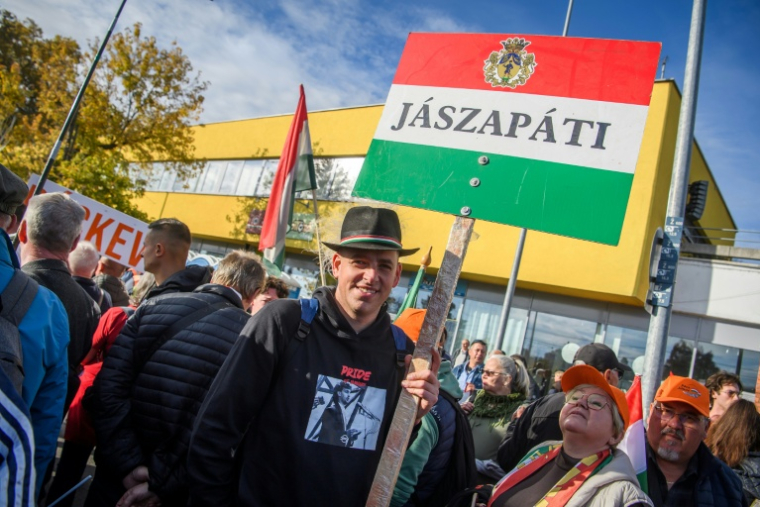 Des participants à une "marche pour la paix" à Budapest, le 23 octobre 2025 en Hongrie, à l'occasion du 69e anniversaire du soulèvement hongrois contre l'occupation soviétique ( AFP / Ferenc ISZA )
