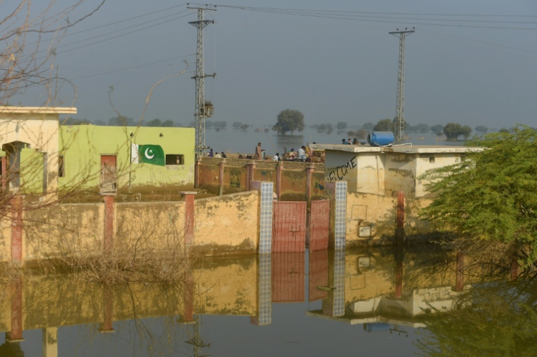 Une école inondée dans la zone sinistrée de Chandan Mori, dans le district de Sindh, au Pakistan, le 28 octobre 2022 ( AFP / Asif HASSAN )