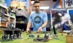 Scott Serrato, 28 ans, a remarqué que les prix des figurines de ses jeux de société préférés avaient augmenté ( AFP / SAUL LOEB )