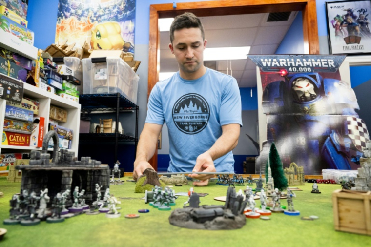Scott Serrato, 28 ans, a remarqué que les prix des figurines de ses jeux de société préférés avaient augmenté ( AFP / SAUL LOEB )