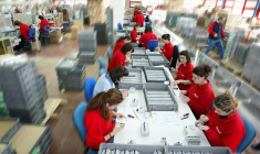 Une ligne de production sur un site Legrand. (Crédit:  / Legrand)