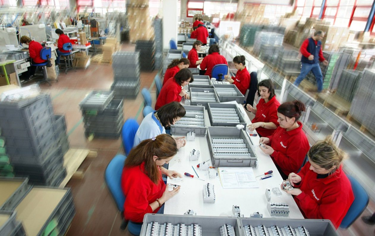 Une ligne de production sur un site Legrand. (Crédit:  / Legrand)