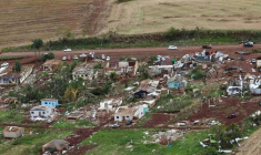 Vue aérienne des destructions après une tornade à Rio Bonito do Iguaçu, dans l'Etat du Parana au Brésil, le 8 novembre 2025 ( Parana State Government / Handout )