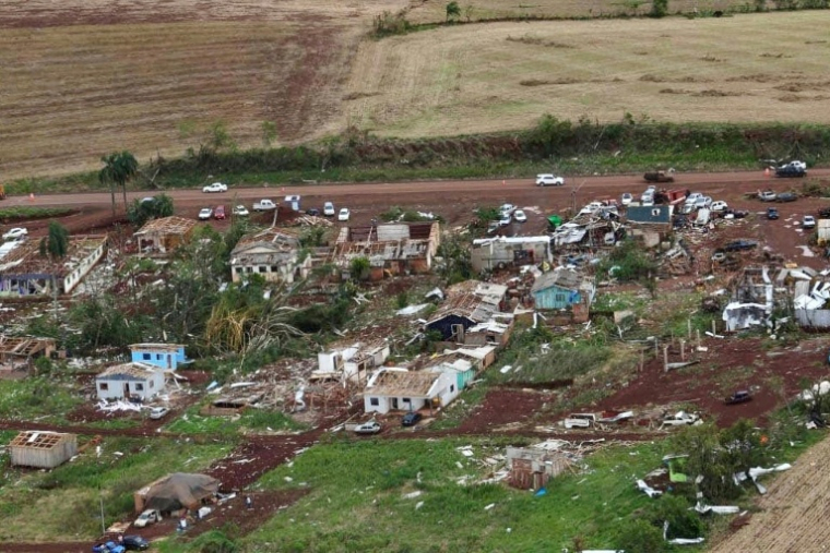 Vue aérienne des destructions après une tornade à Rio Bonito do Iguaçu, dans l'Etat du Parana au Brésil, le 8 novembre 2025 ( Parana State Government / Handout )