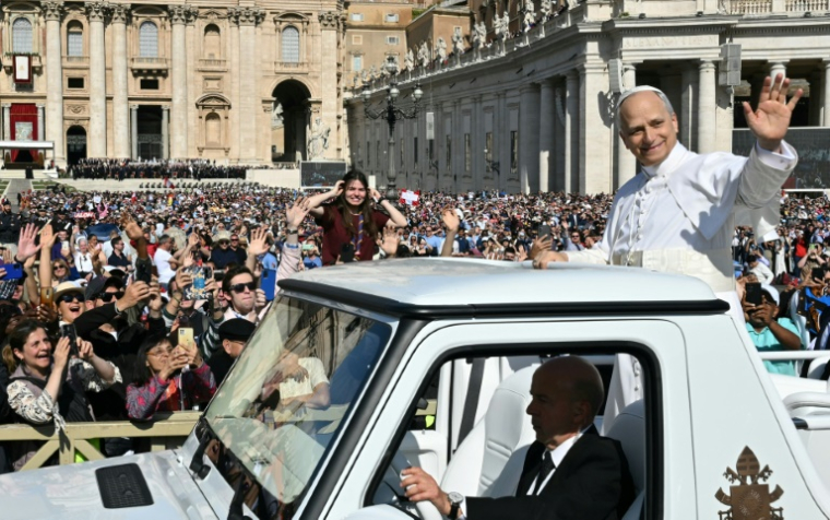 Le pape Léon XIV salue la foule depuis la papamobile avant une messe pour le début de son pontificat, place Saint-Pierre au Vatican, le 18 mai 2025 ( AFP / Stefano Rellandini )