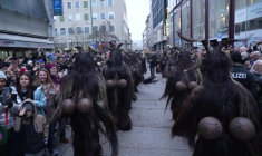 Allemagne: les Krampus défilent à Munich à quelques jours de Noël