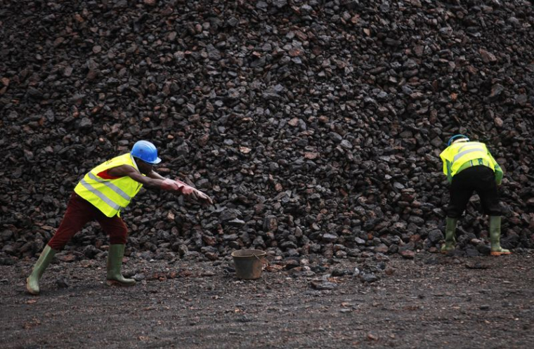 Des ouvriers travaillent dans une mine de manganèse