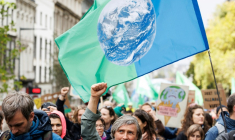Des manifestants participent à la Marche pour le climat à Brxuelles le 5 octobre 2025 ( AFP / Simon Wohlfahrt )