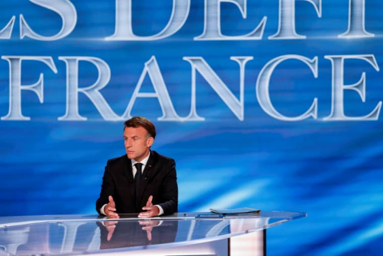 Le président Emmanuel Macron sur le plateau de TF1 lors d'une émission spéciales, le 13 mai 2025 à Saint-Denis, au nord de Paris ( POOL / Ludovic MARIN )
