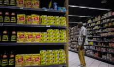 Dans un supermarché à Fort-de-France, en Martinique, le 14 octobre 2024 ( AFP / PHILIPPE LOPEZ )