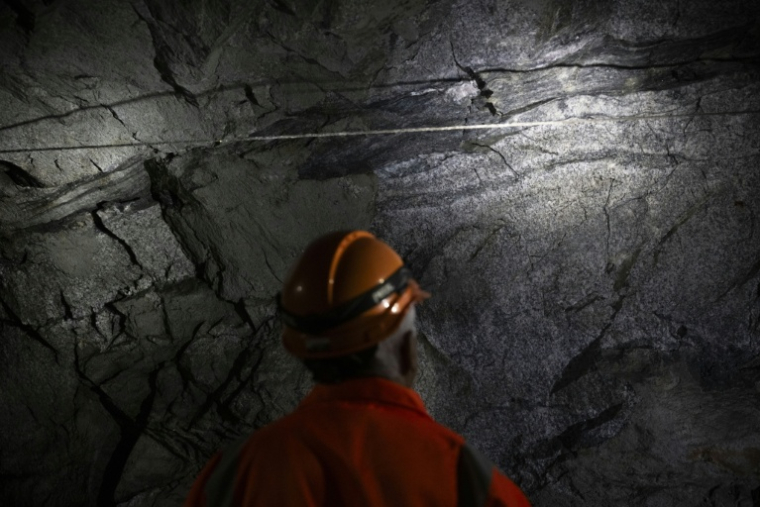 Le professeur de géologie de l'ETH Zurich, Domenico Giardini, examine la paroi intérieure du BedrettoLab, dans un tunnel de 5,2 km près de Bedretto, le 29 avril 2026 en Suisse ( AFP / Ennio LEANZA )